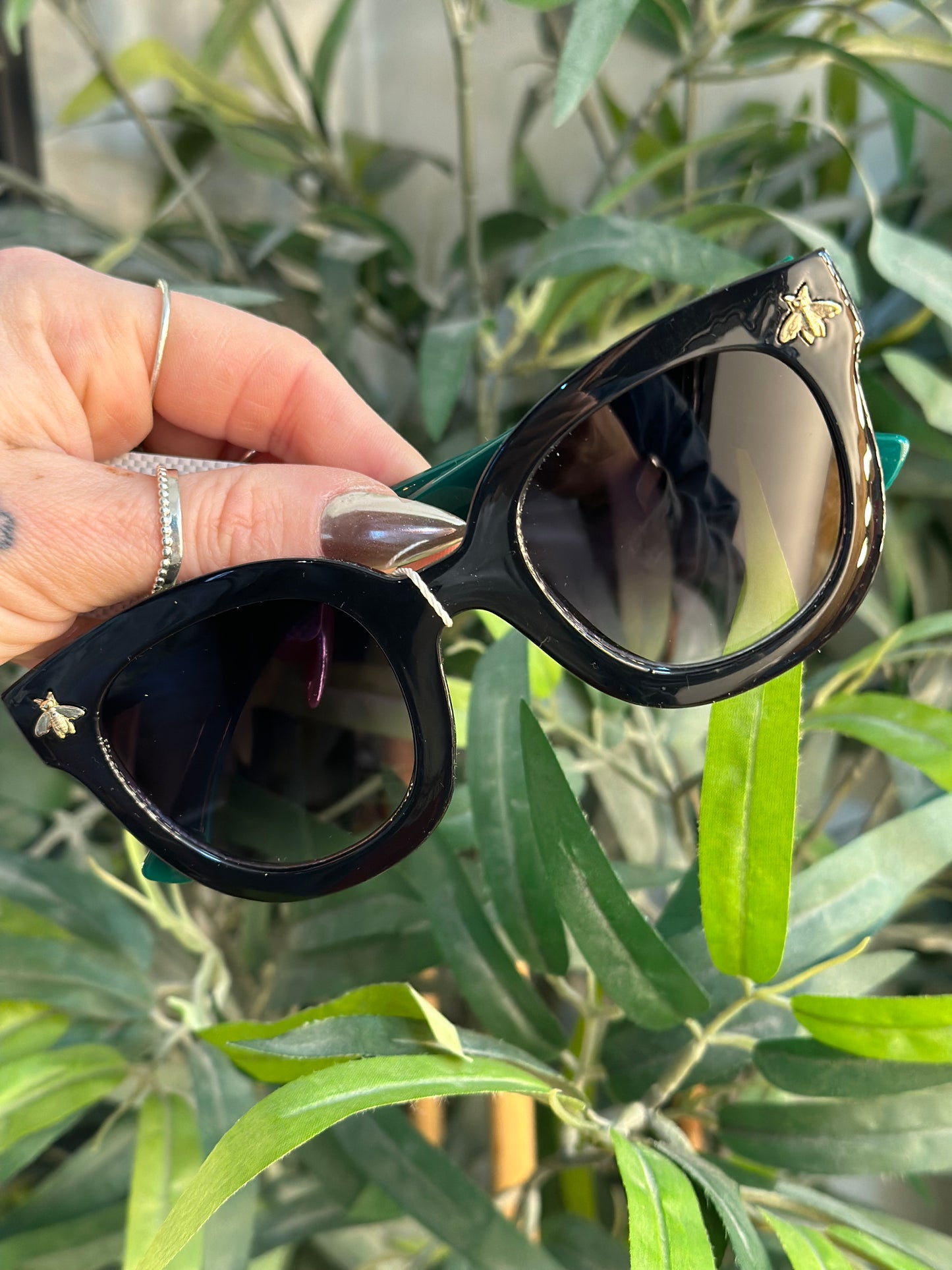 Retro Round Sunglasses With Gold Bee