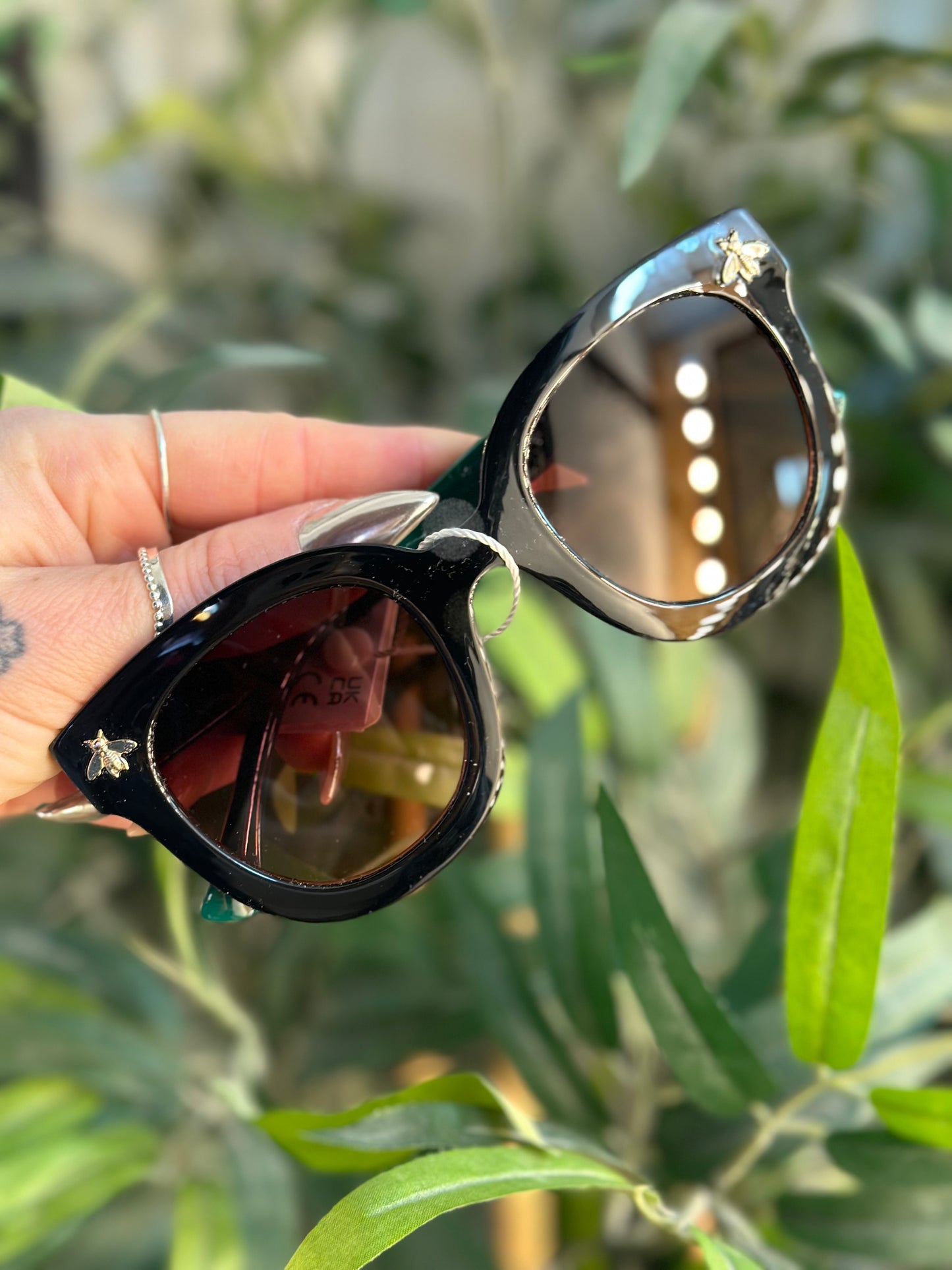 Retro Round Sunglasses With Gold Bee
