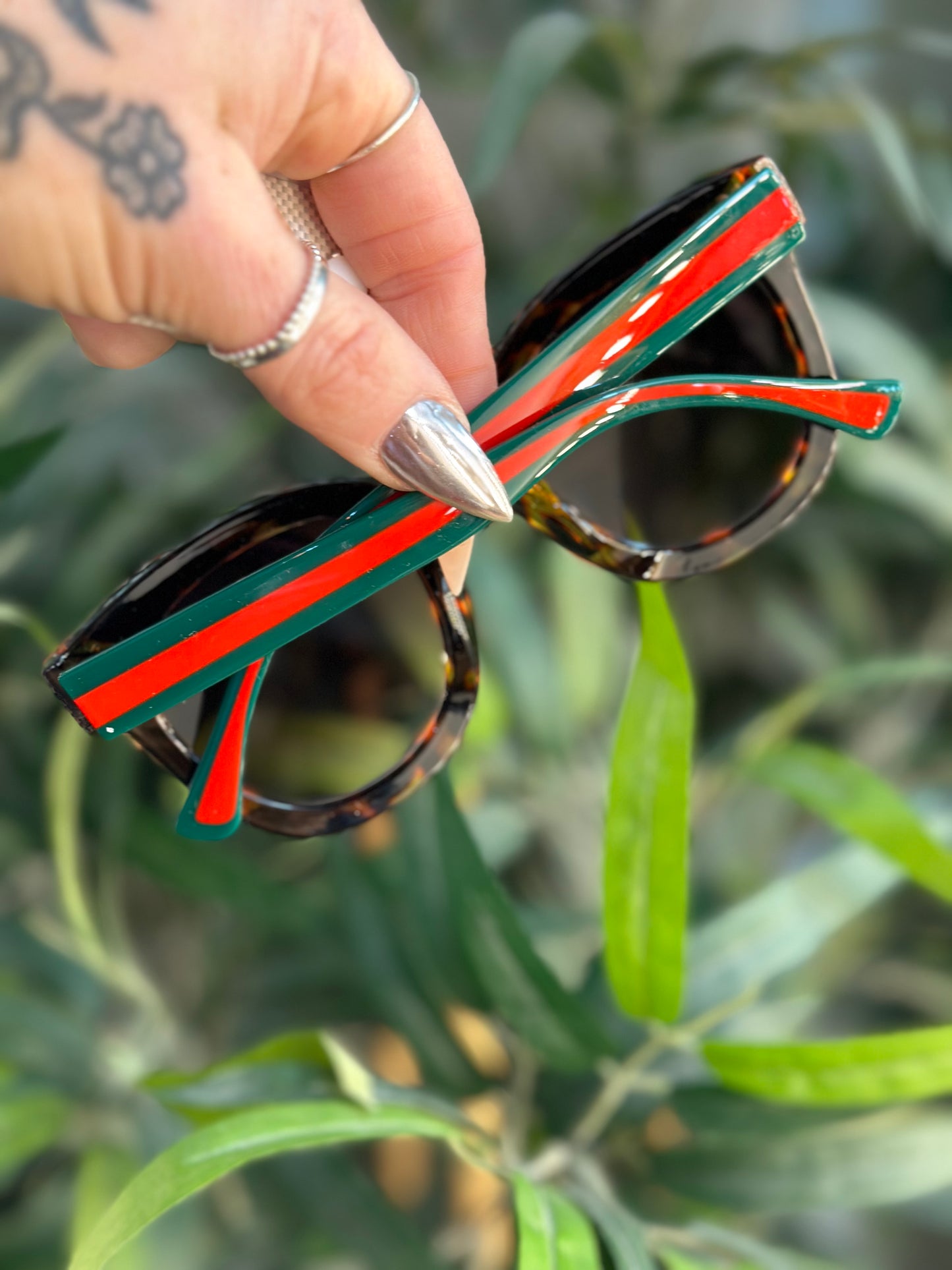 Retro Round Sunglasses With Gold Bee