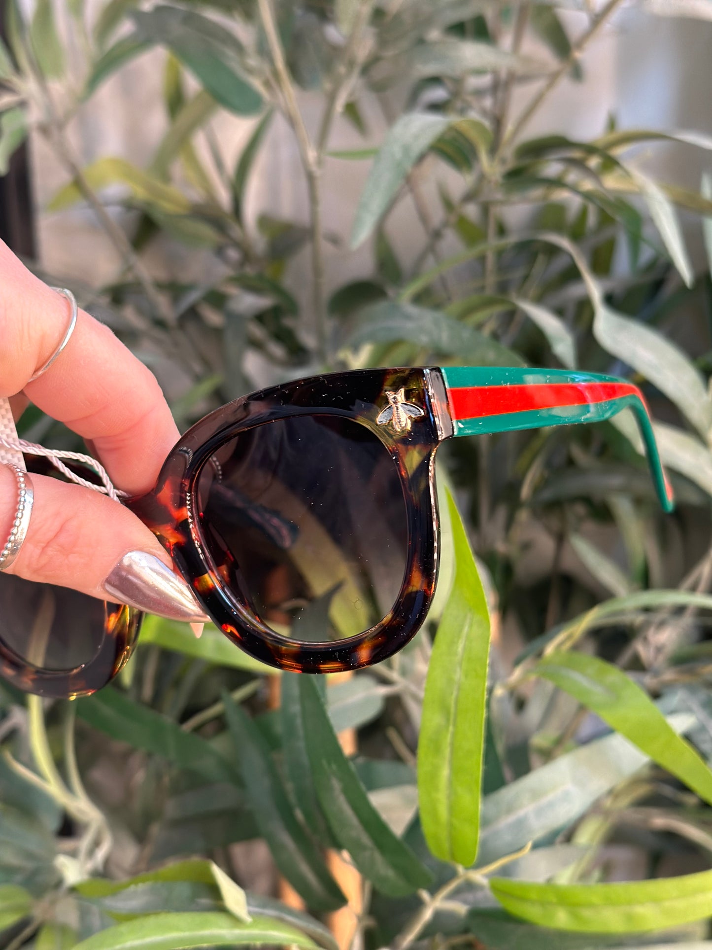 Retro Round Sunglasses With Gold Bee