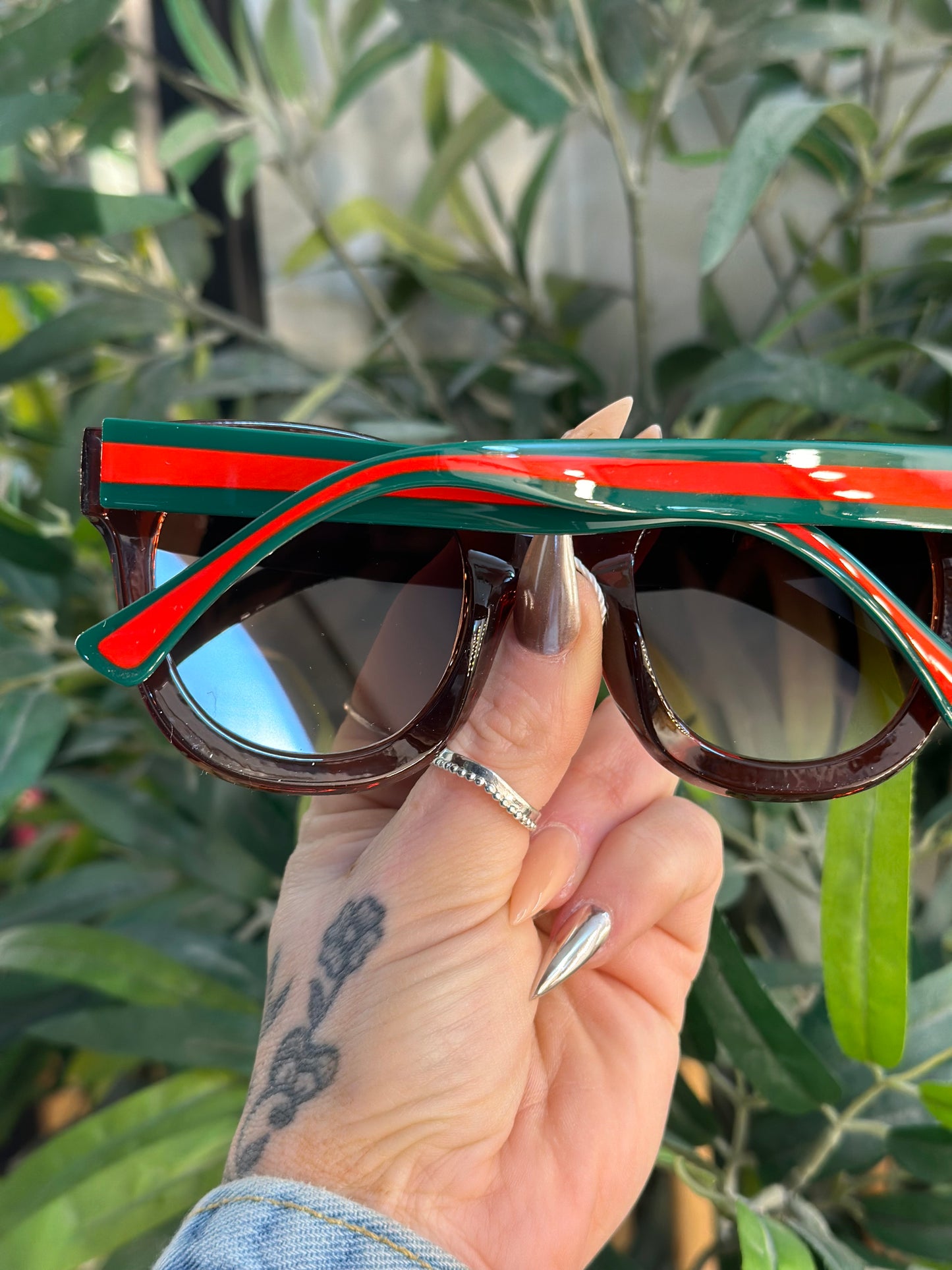 Retro Round Sunglasses With Gold Bee