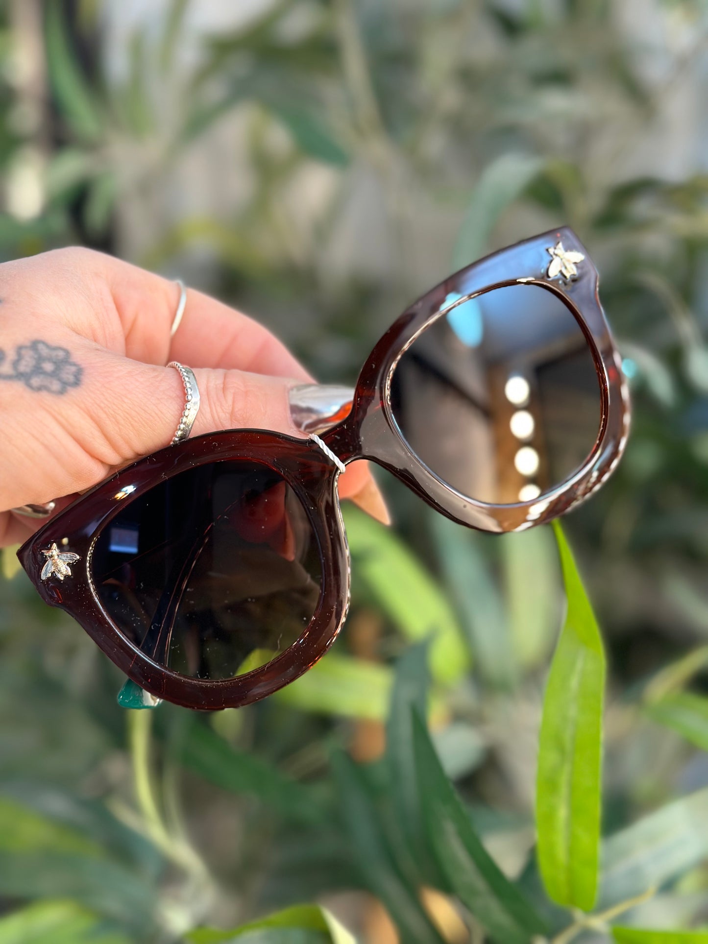 Retro Round Sunglasses With Gold Bee