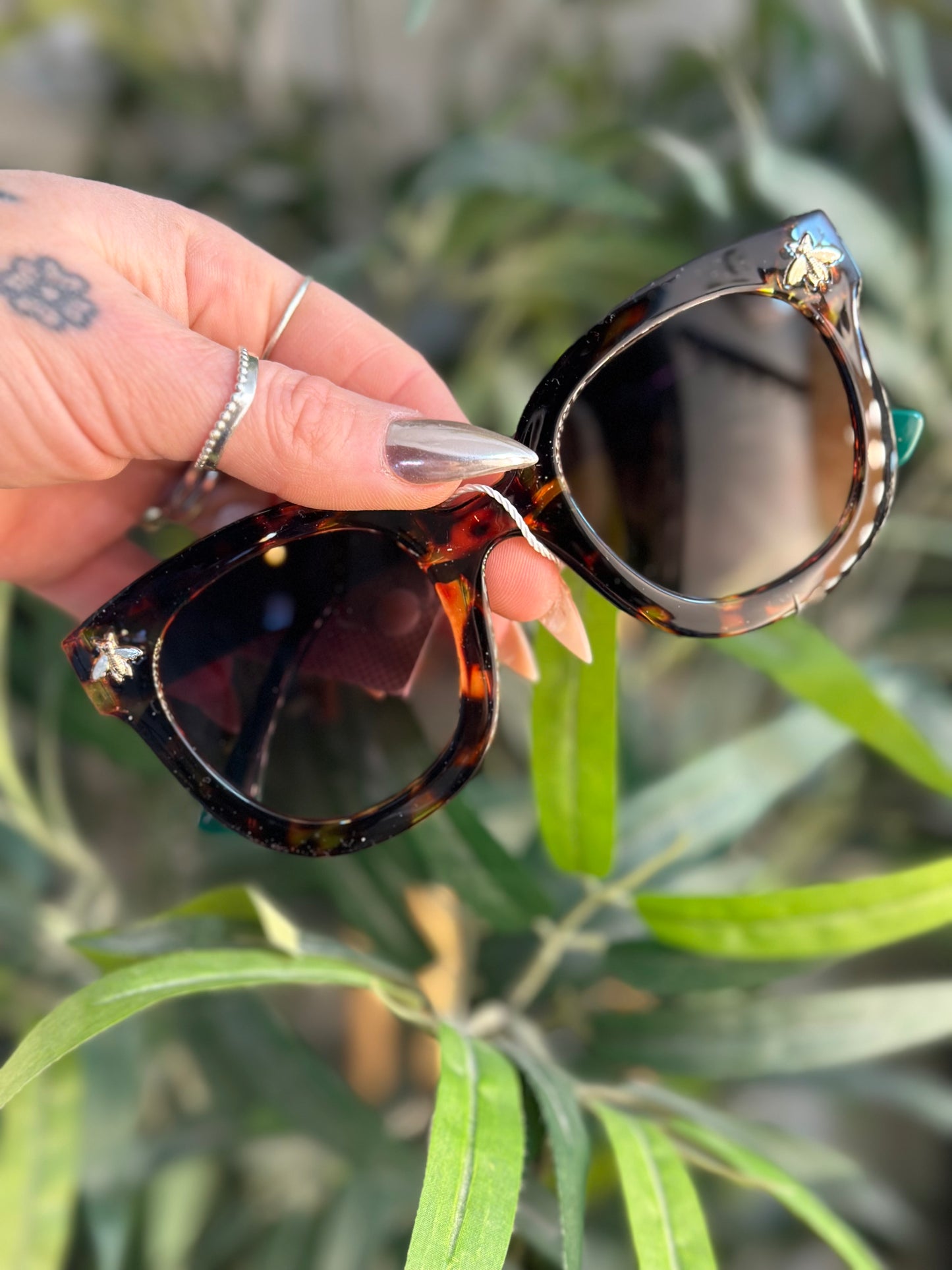Retro Round Sunglasses With Gold Bee