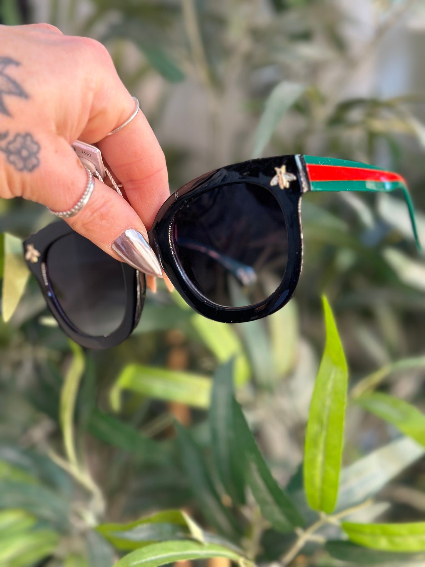 Retro Round Sunglasses With Gold Bee