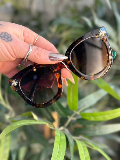 Retro Round Sunglasses With Gold Bee